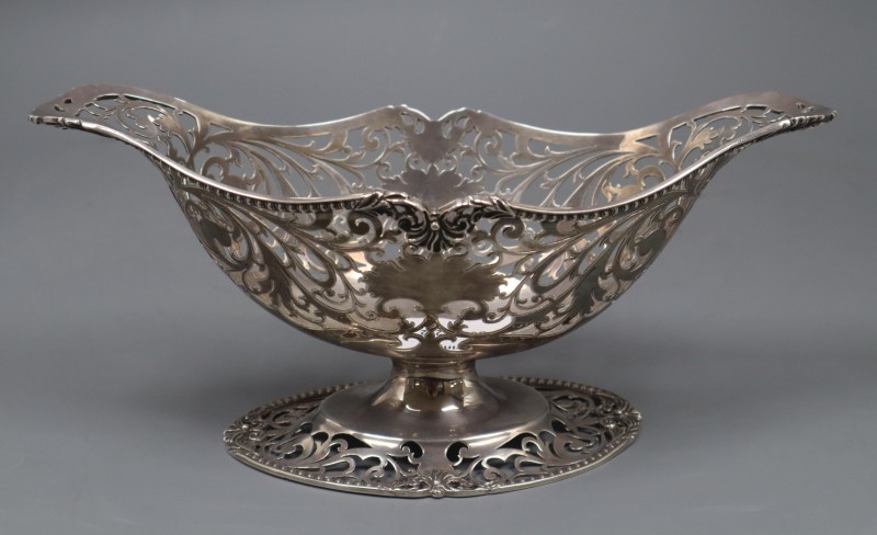 A George V pieced silver oval pedestal dish, Josiah Williams & Co, London, 1912, lenth 27.4cm, 11.5 oz.